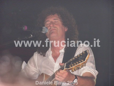 Brian May mentre suona la chitarra acustica