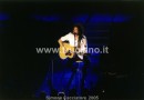 Brian May con la chitarra acustica