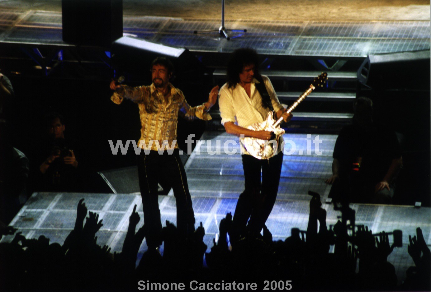 Brian May e Paul Rodgers sulla passerella