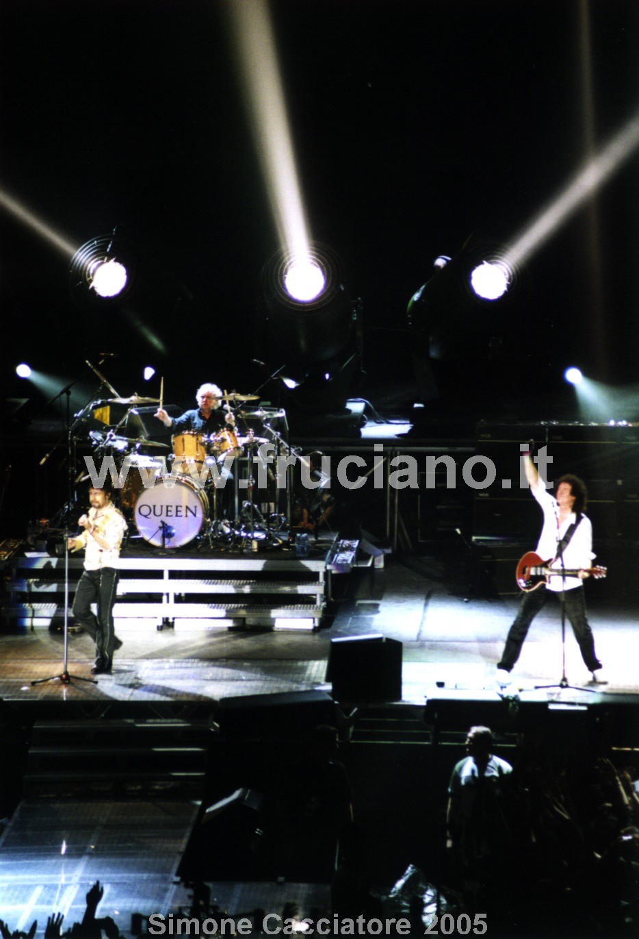 La parte destra del palco con Brian, Roger e Paul