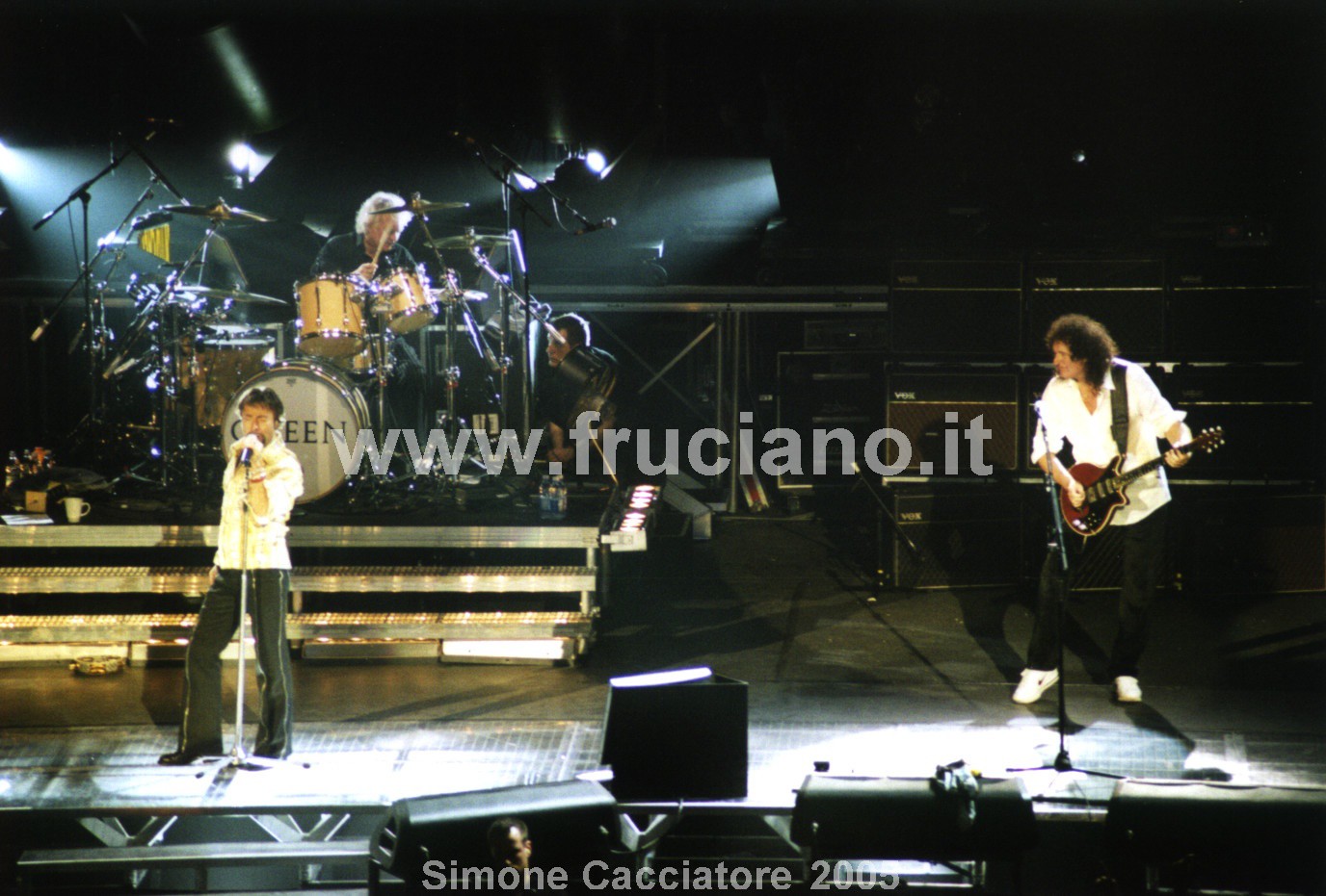 Paul canta, Brian e Roger suonano