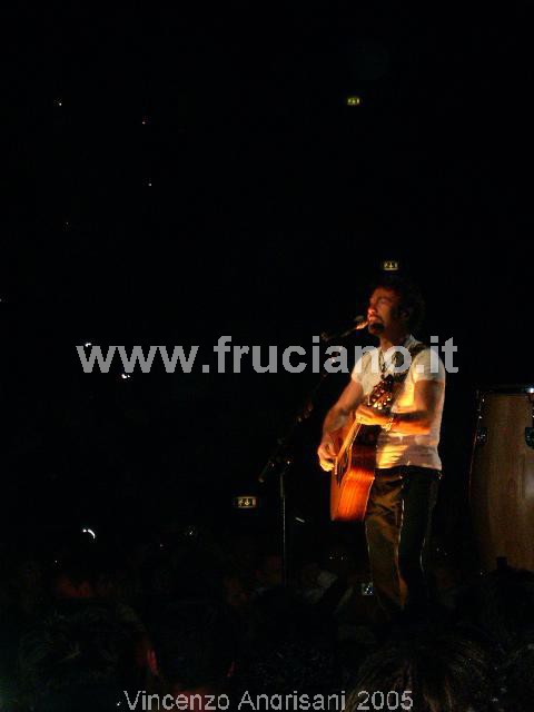 Paul Rodgers con la chitarra acustica